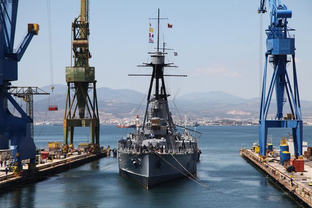 Το Θωρηκτό «Γ. Αβέρωφ» εισήλθε στην δεξαμενή των «Ελληνικών Ναυπηγείων» – φωτογραφίες