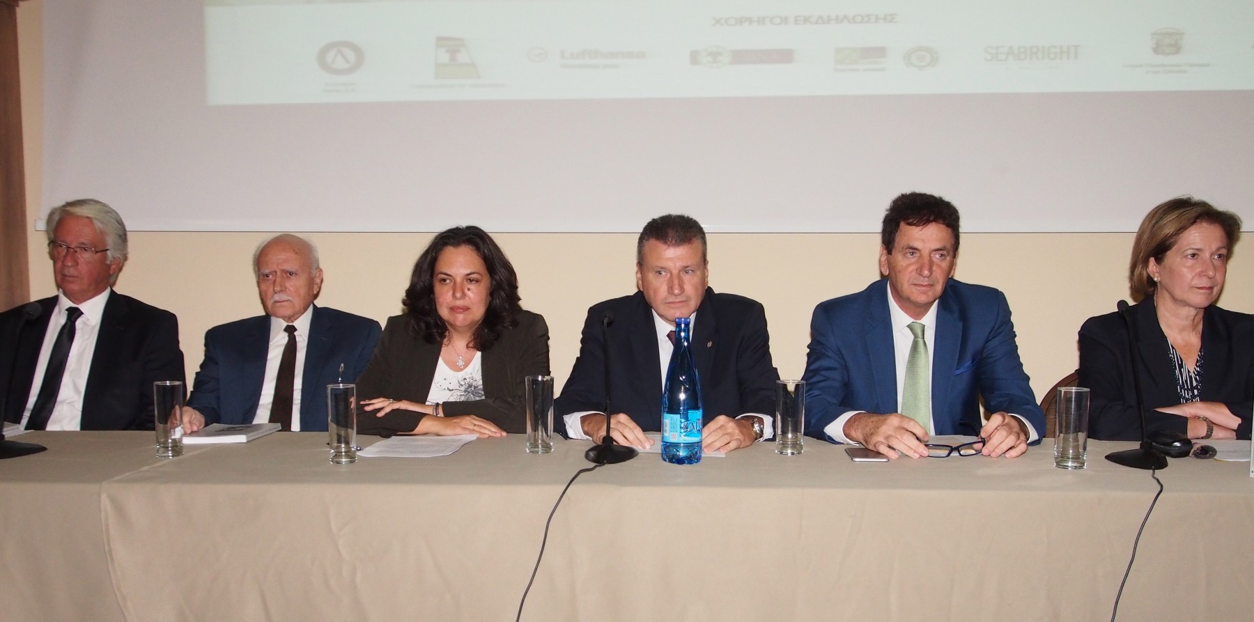 (Α-Δ) Οι ομιλητές της εκδήλωσης: Μ. Σαρλής, καπτ. Ι. Τσενεμπής, Β. Καλλιπολίτου, καπτ. Εμ. Τσικαλάκης, καπτ. Δ. Ματθαίου, Μ. Χ. Χατζηιωάννου