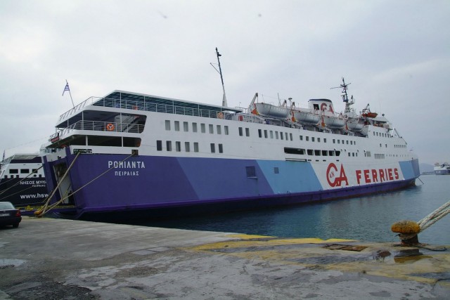 Απομάκρυνση πλοίων από το λιμάνι του Πειραιά