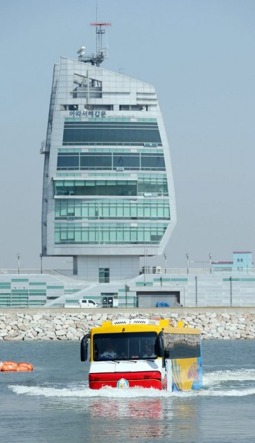 Amphibious bus debuts in South Korea