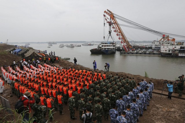 Over 400 people missing after ship sinks in the Yangtze River