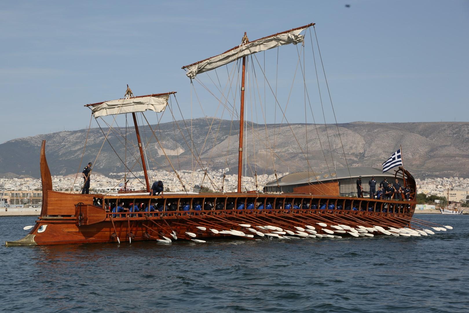 Как назывались греческие корабли. Римская трирема корабль. Греческая трирема. Древнегреческий корабль трирема. Афинская трирема.