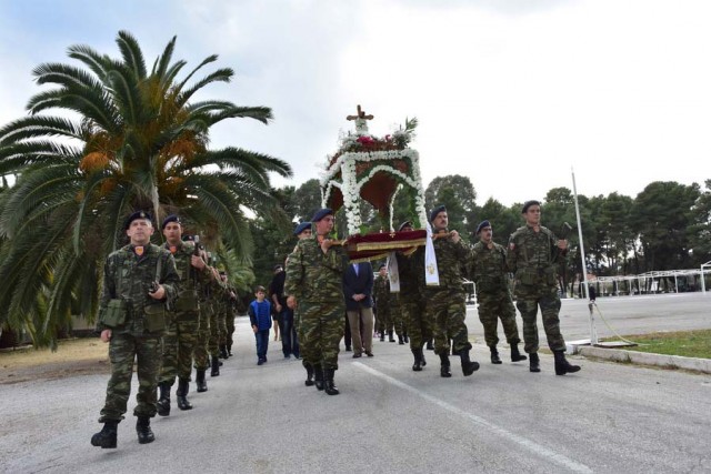 Φαντάροι περιφέρουν τον Επιτάφιο στο στρατόπεδο του Μηχανικού (ΚΕΜΧ) στην πόλη του Ναυπλίου. Τον επιτάφιο ακολούθησαν αξιωματικοί και υπαξιωματικοί του στρατοπέδου, φαντάροι και αρκετοί πολίτες. Την ακολουθία του επιταφίου τέλεσε ο ιερέας π. Χρήστος Ιωαννίδης. ΑΠΕ-ΜΠΕ/ ΜΠΟΥΓΙΩΤΗΣ ΕΥΑΓΓΕΛΟΣ