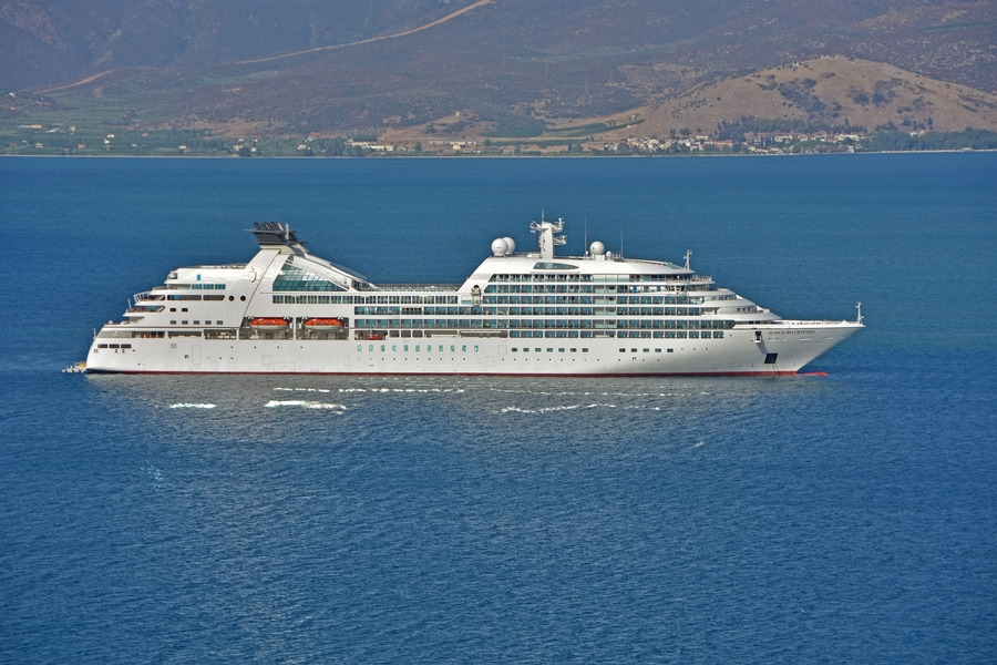 Αρόδο ανοιχτά του Ναυπλίου βρίσκεται το κρουαζιερόπλοιο Seabourn Odyssey με σημαία Μπαχάμες, Παρασκευή 26 Αυγούστου 2016. Η Ναυπήγηση του πλοίου έγινε το 2009 το μήκος του είναι 198μ. και πλάτος 25,60μ. και μεταφέρει 450 άτομα. Το δρομολόγιο που εκτελεί είναι: Βενετία, Ιταλία, Σίμπενικ, Κροατία, Κατάρ, Μαυροβούνιο, Κέρκυρα, Ελλάδα, Αργοστόλι, Κεφαλονιά, Πύλος, Ελλάδα, Ναύπλιο, Ελλάδα, Πειραιάς, Ελλάδα.Ρεκόρ αφίξεων στη πόλη του Ναυπλίου με τρία κρουαζιερόπλοια. ΑΠΕ-ΜΠΕ ΜΠΟΥΓΙΩΤΗΣ ΕΥΑΓΓΕΛΟΣ