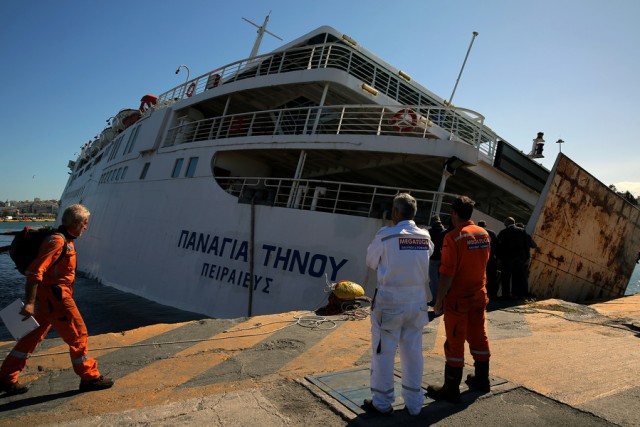 Απομακρύνεται εκτός Λιμενικής Ζώνης ΟΛΠ, το ναυά/ιο Ε/Γ-Ο/Γ «ΠΑΝΑΓΙΑ ΤΗΝΟΥ». Πηγή ΑΠΕ-ΜΠΕ