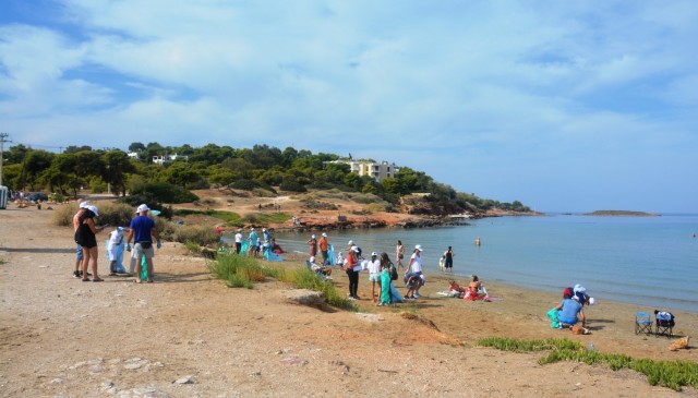 Στιγμιότυπο από τον καθαρισμό της παραλίας στο Καβούρι που διοργάνωσαν HELMEPA & American P&I Club