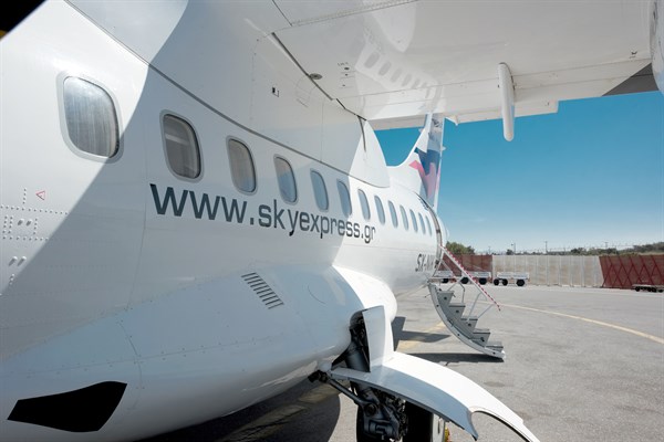 Αεροσκάφος της  Sky Express. Η αεροπορική εταιρεία ανακοίνωσε πρόσφατα την πραγματοποίηση πτήσεων σε ελληνικούς χειμερινούς προορισμούς.