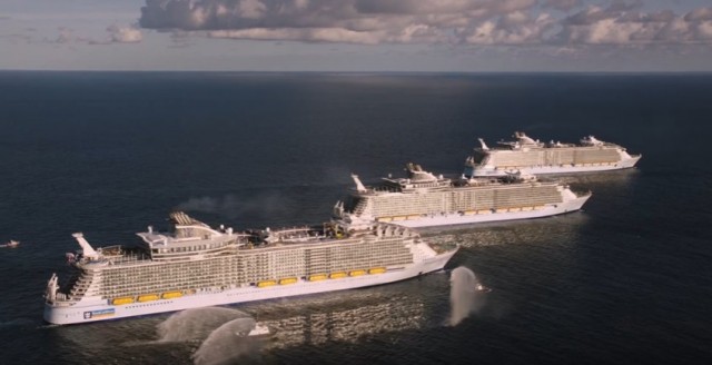 Τρία «αδελφά» κρουαζιερόπλοια της Royal Caribbean International κατηγορίας «Oasis» συναντήθηκαν στα ανοιχτά της Φλόριντα