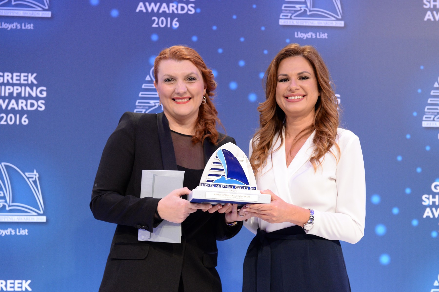 Ms. Despina Panayiotou Theodossiou of sponsor Tototheo Group presenting the Piraeus International Centre Award to Eleni Polychronopoulou of HEMEXPO.