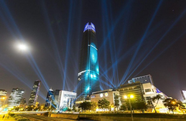 Tallest Latin American building illuminated its facade to receive Christmas