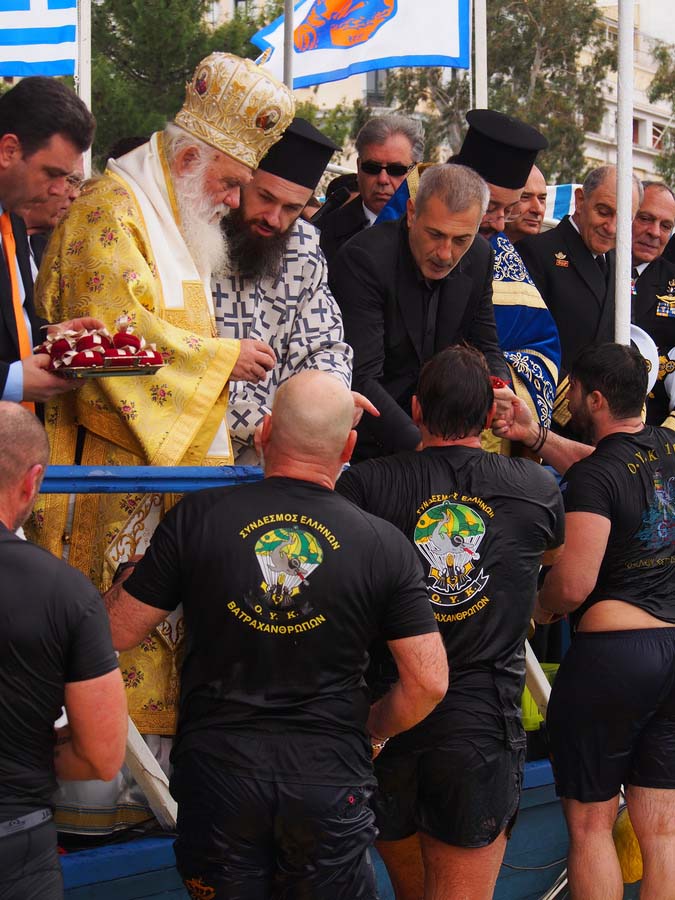 Ο Αρχιεπίσκοπος Αθηνών και Πάσης Ελλάδος, Ιερώνυμος (2Α) και ο Δήμαρχος Πειραιά, Ιωάννης Μώραλης (4Α), συγχαίρουν μέλη του Συνδέσμου Ελλήνων Βατραχανθρώπων για τη συμμετοχή τους στην τελετή αγιασμού των υδάτων, ανήμερα Θεοφανείων, στον Πειραιά, Παρασκευή 6 Ιανουαρίου 2017. ΑΠΕ-ΜΠΕ/ ΓΕΩΡΓΙΟΣ ΧΡΙΣΤΑΚΗΣ