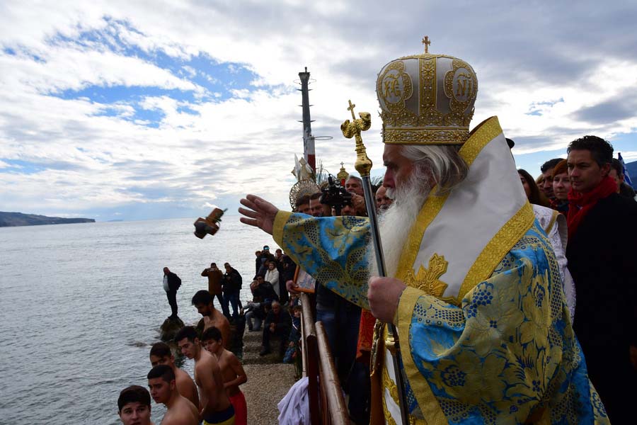 O Μητροπολίτης Αργολίδος Νεκτάριος (Κ) παρευρίσκεται στην τελετή του αγιασμού των υδάτων, ανήμερα των Θεοφανείων, στην παραλία της Νέας Κίου Αργολίδος, ΑΠΕ-ΜΠΕ/ ΕΥΑΓΓΕΛΟΣ ΜΠΟΥΓΙΩΤΗΣ