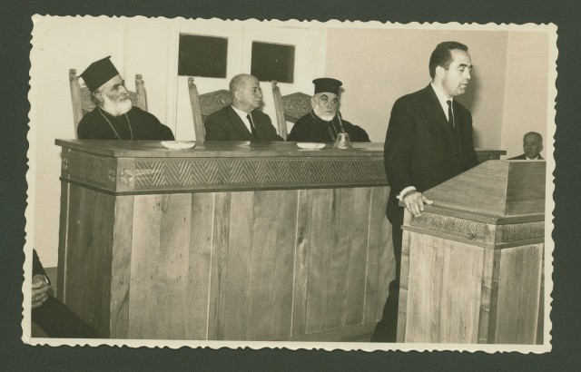 Από την πρώτη συγκέντρωση στα Χανιά στις 21/12/1966 για τη σύσταση επιτροπής ιδρύσεως ναυτικής εταιρίας.Διακρίνεται όρθιος ο οικονομολόγος Ιωάννης Τζαμαριουδάκης και καθιστοί από αριστερά, ο Μητροπολίτης Κισάμου & Σελίνου Ειρηναίος Γαλανάκης, ο Δήμαρχος Χανίων Στέφανος Λεκανίδης και ο Μητροπολίτης Κυδωνίας & Αποκορώνου Νικηφόρος Συντζανάκης