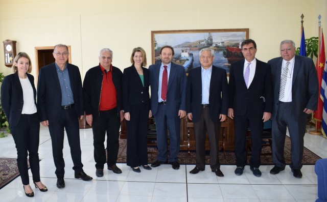 Το προεδρείο του ΣΕΕΝ συζητά με στελέχη του ΟΛΠ Το προεδρείο του ΣΕΕΝ συζητά με στελέχη του ΟΛΠ
