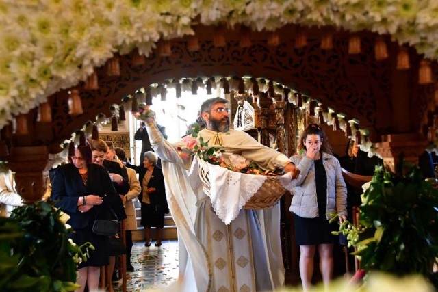 Με εκκωφαντικούς κρότους, χτυπώντας ότι αντικείμενο μπορούσε να παράξει ήχο και να κάνει κρότο, οι πιστοί έστειλαν το μήνυμα της Πρώτης Ανάστασης, το πρωί του Μεγάλου Σαββάτου, από τον Ιερό Ναό του Αγίου Δημητρίου Ασίνης του Δήμου Ναυπλιέων, Μεγάλο Σάββατο 15 Απριλίου 2017. Σφυριά, ξύλα, κουδούνια, κατσαρόλες, μπουκάλια μπρίκια, βαρελότα επιστρατεύτηκαν, ενώ ο ιερέας π. Ραφαήλ Βουγιούκας έψαλε το "Ανάστα ο Θεός, κρίνον τήν γην, ότι σύ κατακληρονομήσεις εν πάσι τοις εθνέσι” και αμέσως μετά η εκκλησία σείστηκε από τον θόρυβο που έκαναν οι πιστοί που παρακολούθησαν την Ακολουθία της πρώτης Ανάστασης και οι καμπάνες σήμαναν τη νίκη του Θεανθρώπου επί του Θανάτου. ΑΠΕ-ΜΠΕ/ΜΠΟΥΓΙΩΤΗΣ ΕΥΑΓΓΕΛΟΣ