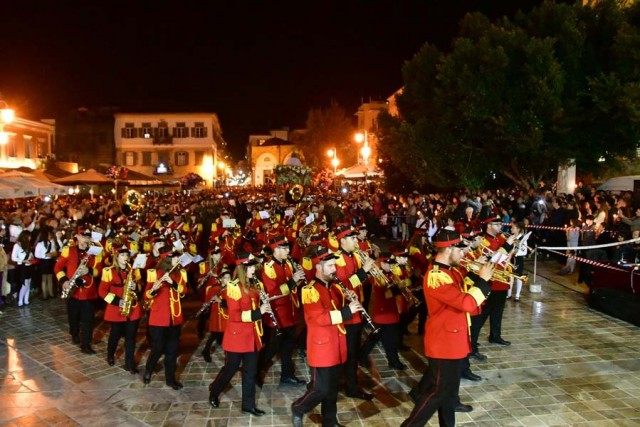 Με κάθε λαμπρότητα πραγματοποιήθηκε η συνάντηση των επιταφίων στην πλατεία Συντάγματος στο Ναύπλιο, τη Μεγάλη Παρασκευή 14 Απριλίου 2017. Κάθε χρόνο συγκεντρώνονται χιλιάδες κόσμου για να παρακολουθήσουν την κατανυκτική αυτή τελετή. Οι επιτάφιοι του Αγίου Γεωργίου και της Παναγίας μετά τη λιτανευτική πομπή, συναπαντήθηκαν όλοι μαζί στην κεντρικότερη πλατεία του Ναυπλίου. Η τελετή πραγματοποιήθηκε προεξάρχοντος του Μητροπολίτη Αργολίδος Νεκτάριου. Πιο νωρίς έγινε η ακολουθία του Επιτάφιου στον Μητροπολιτικό ναό του Αγίου Γεωργίου χοροστατούντος του Μητροπολίτη Αργολίδος και παρουσία της πολιτικής και στρατιωτικής ηγεσίας του νομού. ΑΠΕ-ΜΠΕ/ΜΠΟΥΓΙΩΤΗΣ ΕΥΑΓΓΕΛΟΣ