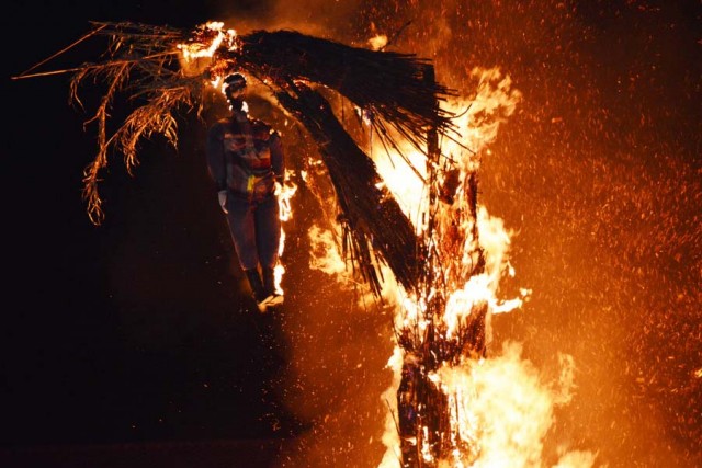 Αναβίωσε για μια ακόμα χρονιά το πατροπαράδοτο έθιμο της καύσης του Βαραββά των Μικρασιατών της Νέας Κίου στην Αργολίδα, Μεγάλη Παρασκευή 14 Απριλίου 2017. Πλήθος κόσμου παρευρέθηκε στην περιφορά του Επιταφίου στο γραφικό ψαροχώρι όπου κάθε χρόνο αναβιώνει η καύση το Βαραββά, κάτι που δεν συναντάται σε άλλα μέρη της Ελλάδος. Η περιφορά σταμάτησε στην πλατεία του χωριού όπου ο π. Δημοσθένης Γάτσιος τέλεσε δέηση και συγχρόνως κάηκε το ομοίωμα του Βαραββά που από νωρίς είχαν ετοιμάσει οι κάτοικοι του χωριού. ΑΠΕ-ΜΠΕ/ΜΠΟΥΓΙΩΤΗΣ ΕΥΑΓΓΕΛΟΣ