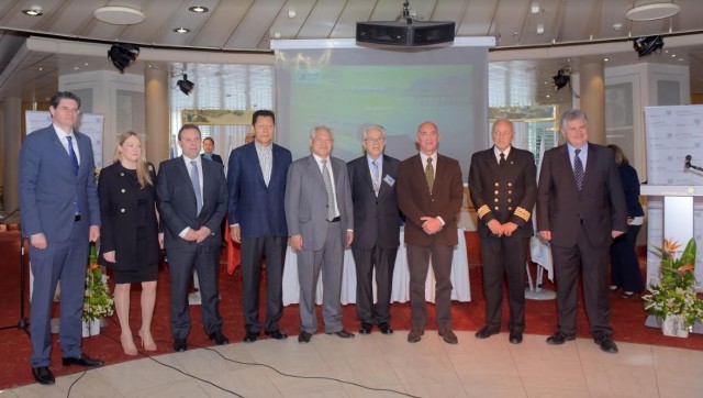 Από αριστερά: ο κ. Διονύσιος Καλαματιανός, Γενικός Γραμματέας Υπουργείου Ναυτιλίας και Νησιωτικής Πολιτικής, η κα Φωτεινή Παντιώρα, Σύμβουλος του Υπουργού Ναυτιλίας, ο κ. Αθανάσιος Λιάγκος, Μέλος ΔΣ ΟΛΠ, ο κ. DENG Xiaoli, Αναπληρωτής Διευθύνοντος Συμβούλου ΟΛΠ, ο Διευθύνων Σύμβουλός του ΟΛΠ, Capt. FU Cheng qiu, ο κ. Κωστάκης Λοίζου, Πρόεδρος της Celestyal Cruises, ο κ. Κυριάκος Αναστασιάδης, Διευθύνων Σύμβουλος Celestyal Cruises, ο καπ. Στάθης Ρωμαίος Celestyal Olympia, και ο καπ. Γεώργιος Κουμπενάς, Αντιπρόεδρος Επιχειρήσεων, Celestyal Cruises