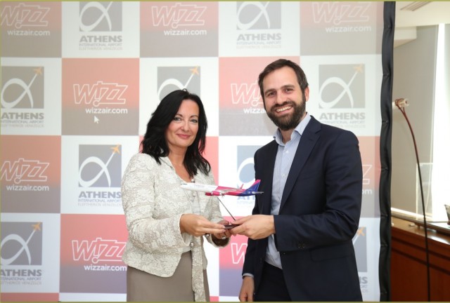 Ο Chief Commercial Officer της Wizz Air, κ. Γιώργος Μιχαλόπουλος, με την κ. Ιωάννα Παπαδοπούλου, Διευθύντρια Επικοινωνίας & Μάρκετινγκ του ΔΑΑ