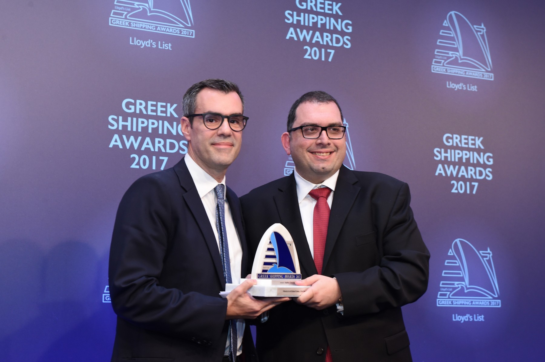 Ο κ. Ηλίας Μπίσιας, Ναυτικά Χρονικά παραλαμβάνει το βραβείο Piraeus International Centre Award από τον Ι. Λαδερό, SRH Marine Group