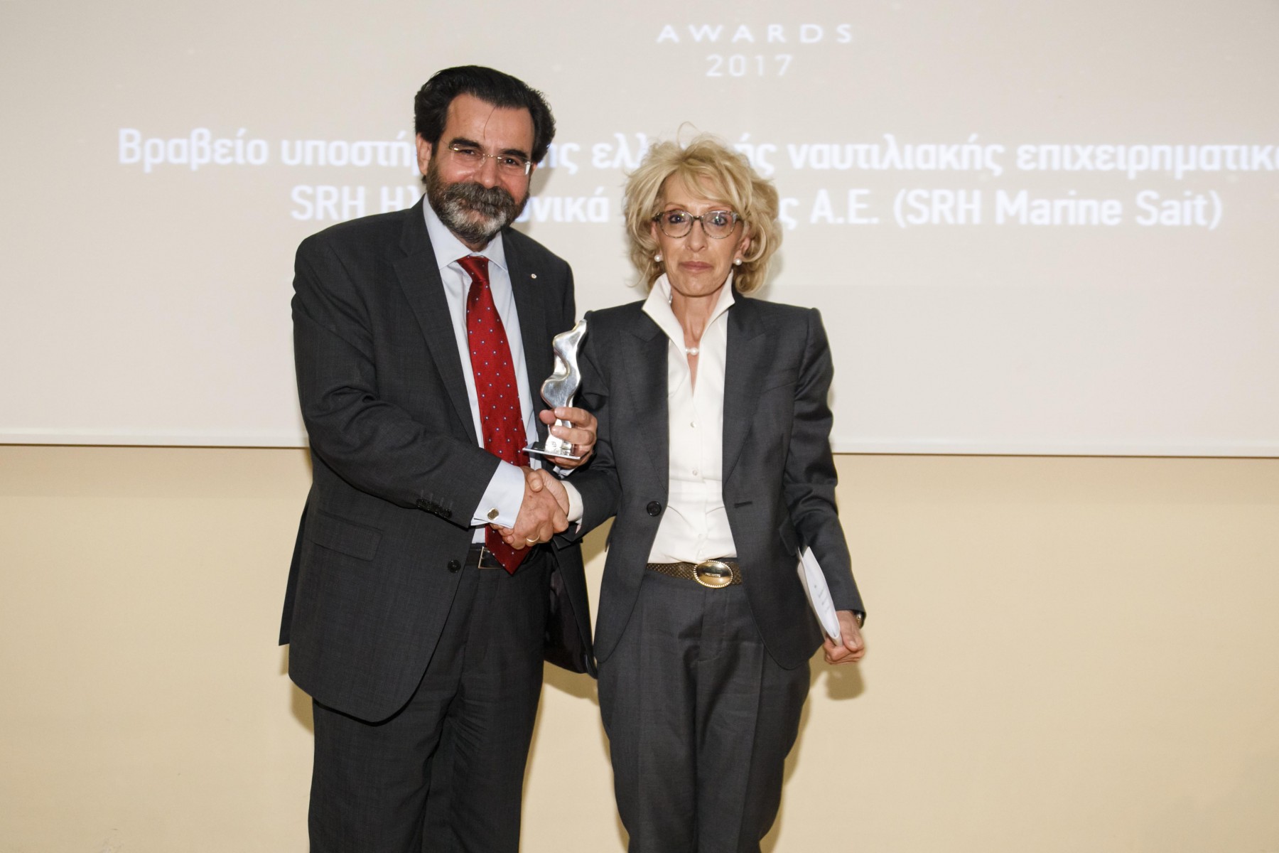 Η κα Αθηνά Βεζύρη, μη εκτελεστική πρόεδρος της SRH Ηλεκτρονικά Ναυτιλίας Α.Ε., παραλαμβάνει το βραβείο από τον κ. Σπύρο Γκούμα, Managing Director της SQLearn