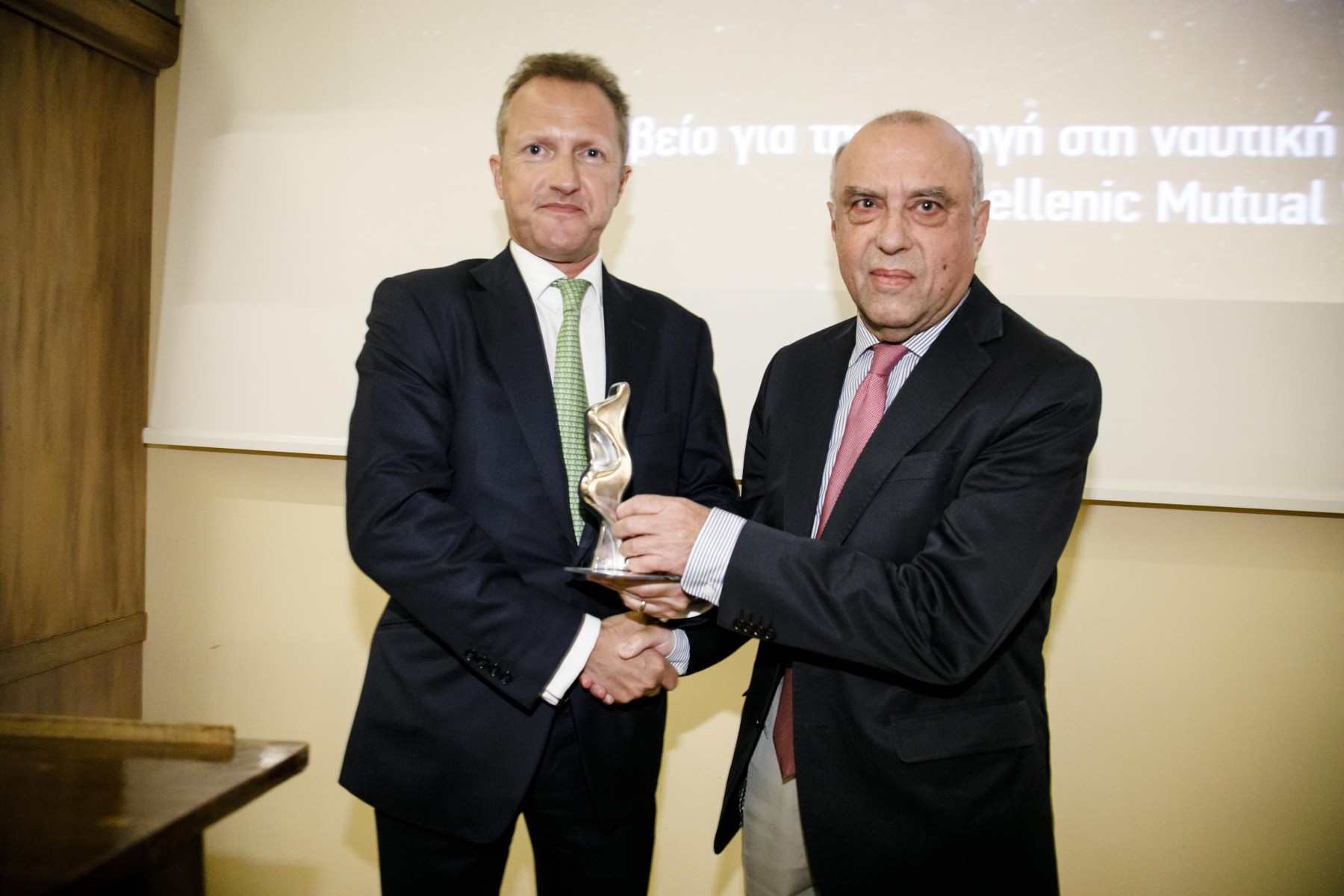 Ο κ. Μιχαήλ Πατέρας, αντιπρόεδρος του Hellenic Mutual War Risks Association παραλαμβάνει το βραβείο από τον κ. Tim Childe, Head of International & Jersey Office της Quilter Cheviot