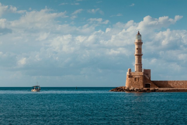 Από τους παλαιότερους φάρους επί ελληνικού εδάφους, στέκεται αλώβητος στο ενετικό λιμάνι εδώ και μίση χιλιετία. Η τελευταία προσθήκη έγινε από τους αιγύπτιους που του έδωσαν μορφή μιναρέ, με γυάλινο πυργίσκο και εσωτερική σκάλα.