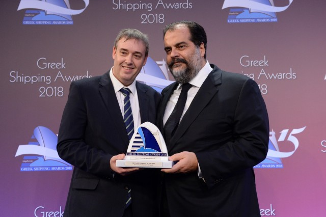 Ο κ. Νικόλας Δ. Πατέρας (δεξιά) παραλαμβάνει το βραβείο από τον κ. Matthew More του χορηγού του βραβείου Marichem Marigases.