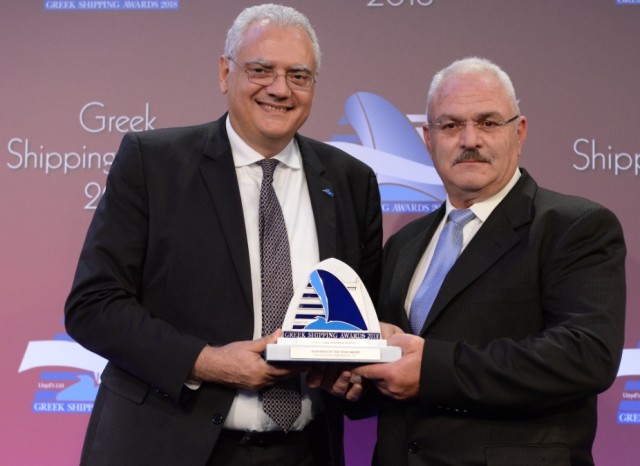 Ο κ. Λουκάς Μπαρμπαρής εκ μέρους του χορηγού του βραβείου «Ναυτικός της Χρονιάς » Safe Bulkers Inc., απονέμει το βραβείο στον καπτ. Ευστράτιο Καβρό.