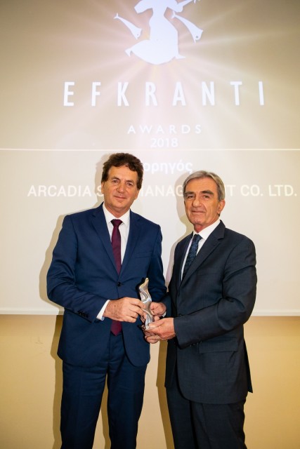 Ο κ. Δημήτριος Ματθαίου, Πρόεδρος του Green Award Foundation και CEO της Aegean Bulk Co Inc. και της Arcadia Shipmanagement Co Ltd., χορηγού του βραβείου, δίνει το αγαλματίδιο της Ευκράντη στον ναύαρχο Αθανάσιο Μπούσιο Εκτελεστικό Σύμβουλο της ΣΥΝ-ΕΝΩΣΙΣ.