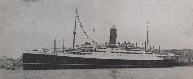 Το υπερωκεάνιο «Νέα Ελλάς» με το οποίο έγινε η επανέναρξη από τα μέσα Μαΐου του 1939 της τακτικής γραμμής Πειραιά – Νέας Υόρκης στο λιμάνι του Πειραιά. [Ναυτικά Χρονικά, αρ. 202, 15 Μαΐου 1939]
