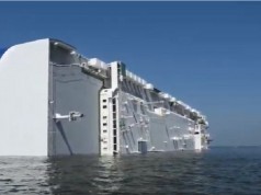 Πλοίο ανετράπη στις ΗΠΑ (βίντεο)