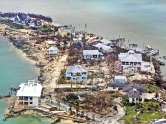 Συντρίμμια αφήνει πίσω ο τυφώνας Dorian