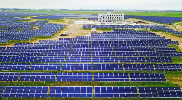 Επίσημη πρώτη για το μεγαλύτερο ηλιακό πάρκο στον κόσμο