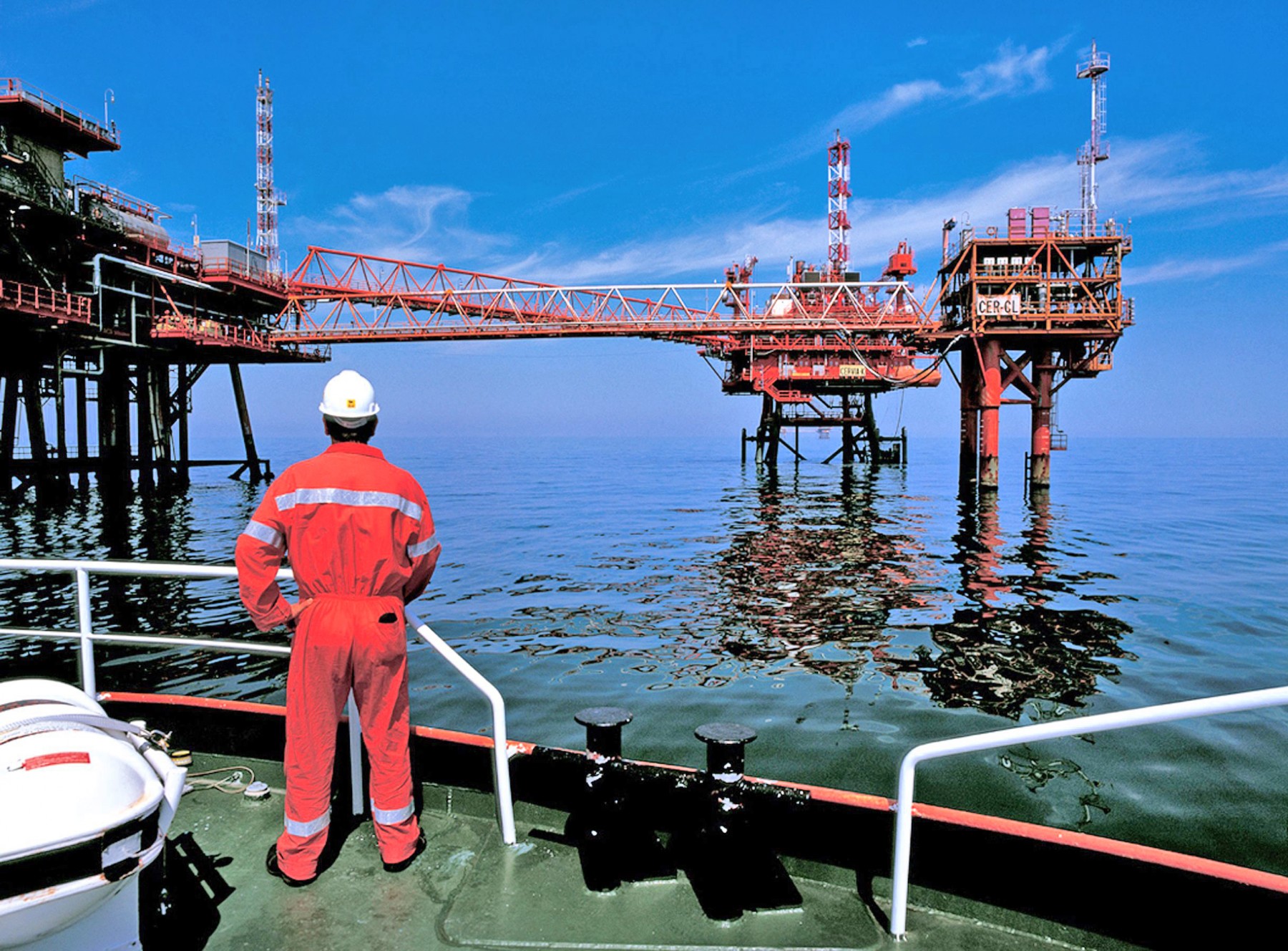 Побережье красного моря богато нефтяными месторождениями. Нефтяник. Инженер Нефтяник. Нефтяники на морской.