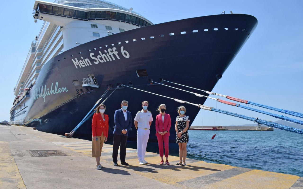 Το κρουαζιερόπλοιο Mein Schiff 6 στο λιμάνι του Πειραιά