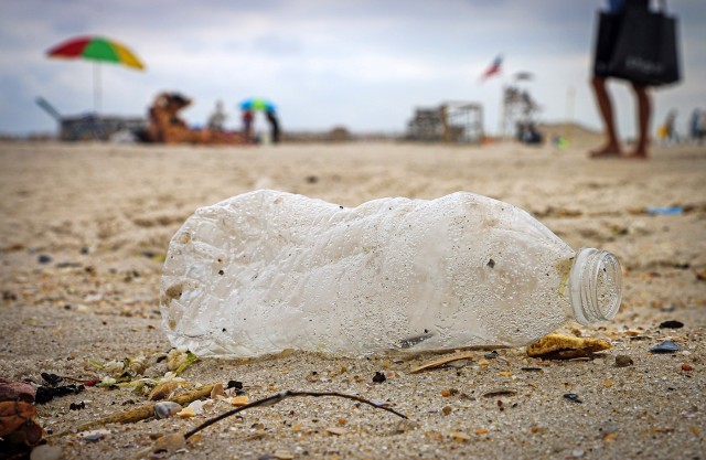 Ρύπανση των ωκεανών από πλαστικά: Μικρότερη σε όγκο αλλά μεγαλύτερης διάρκειας