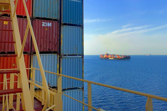 Σημεία των καιρών: Εταιρείες λιανικού εμπορίου ναυλώνουν πλοία