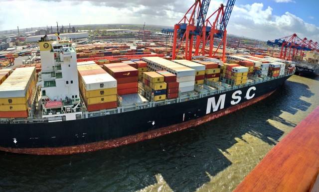 «Μάχη» στις τακτικές γραμμές: Η MSC εκθρονίζει τη Maersk
