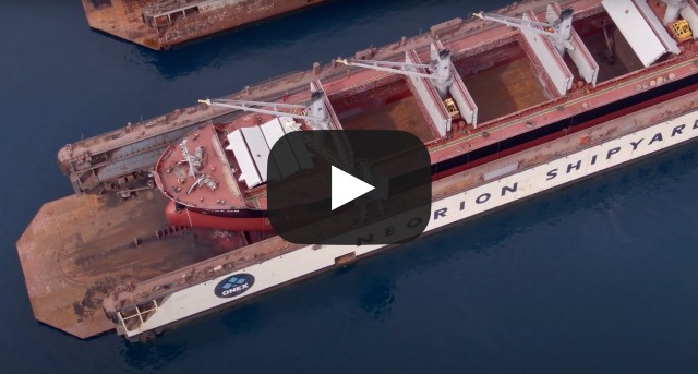 M/Maritime: Εντυπωσιακός δεξαμενισμός bulk carrier στη Σύρο (Βίντεο)