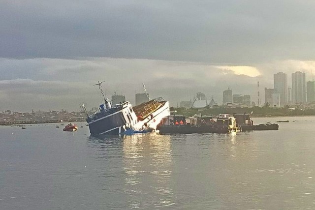 Cargo vessel and utility boat collide in Manila