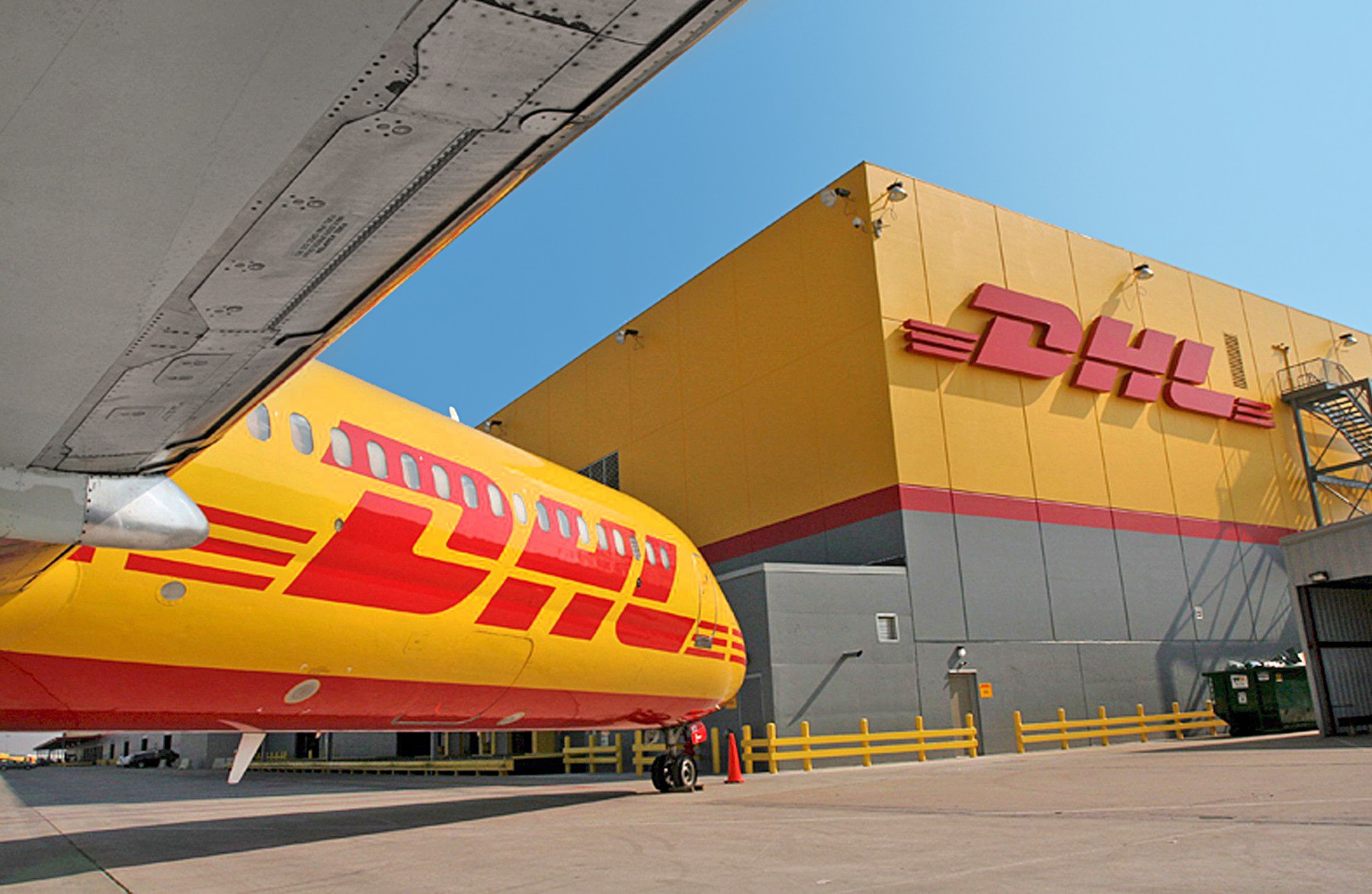 Компания dhl express. Логотип dhl express. Dhl новосибирск. Посылки dhl. Dhl новосибирск.
