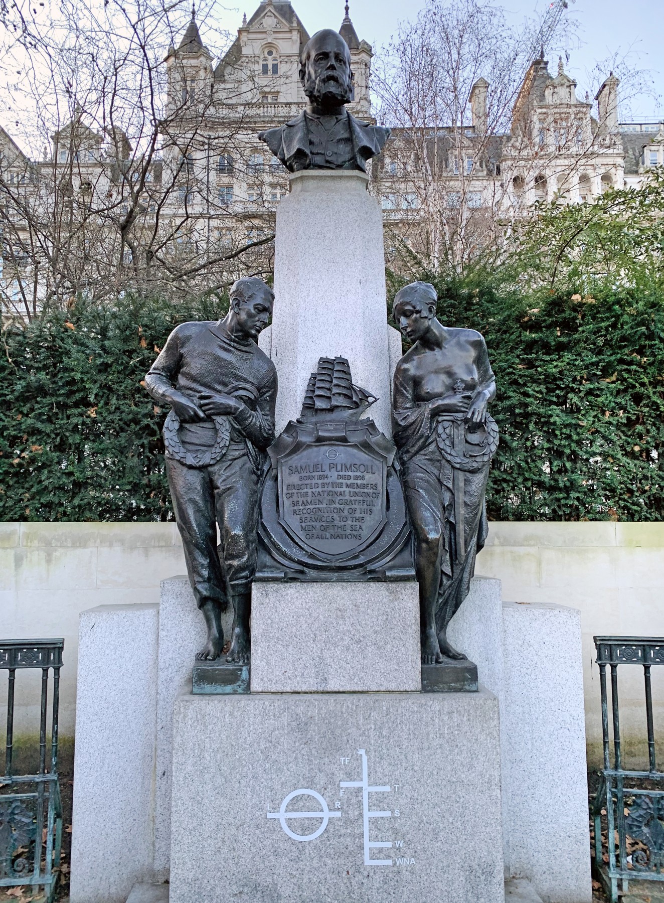 Μνημείο του Σάμουελ Πλιμσολ στους κήπους του Γουάιτχολ, στο Λονδίνο