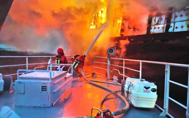 Σε εξέλιξη μεγάλη πυρκαγιά σε πλοίο