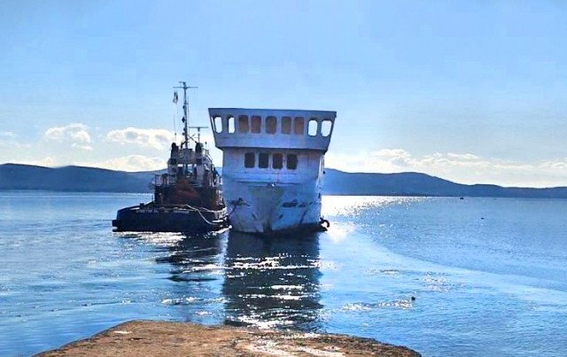 Απομακρύνθηκε το 10ο επικίνδυνο-επιβλαβές πλοίο από τον κόλπο Ελευσίνας