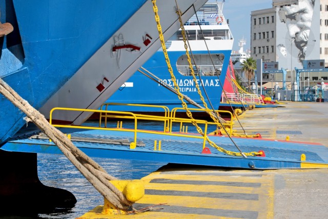 Λιμάνι Πειραιά: Σε εξέλιξη 24ωρη απεργία