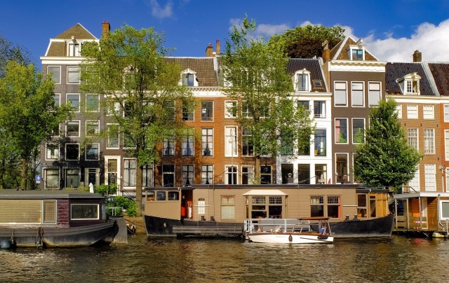 Γιατί οι Ολλανδοί προτιμούν τα πλωτά σπίτια