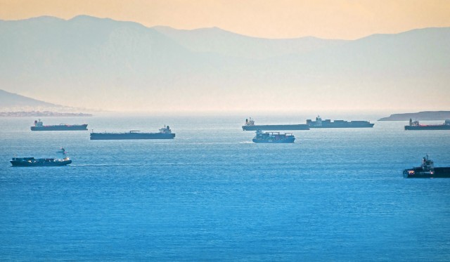 Εκατοντάδες εμπορικά πλοία «εγκλωβισμένα» σε Μαύρη Θάλασσα και Θάλασσα του Αζόφ