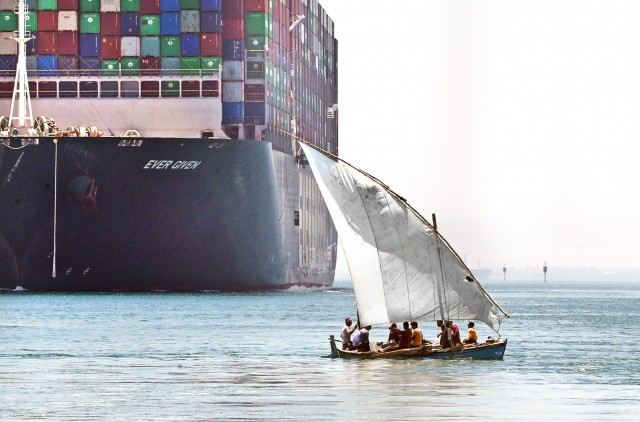 Νέο ρεκόρ διελεύσεων πλοίων για τη Διώρυγα του Σουέζ