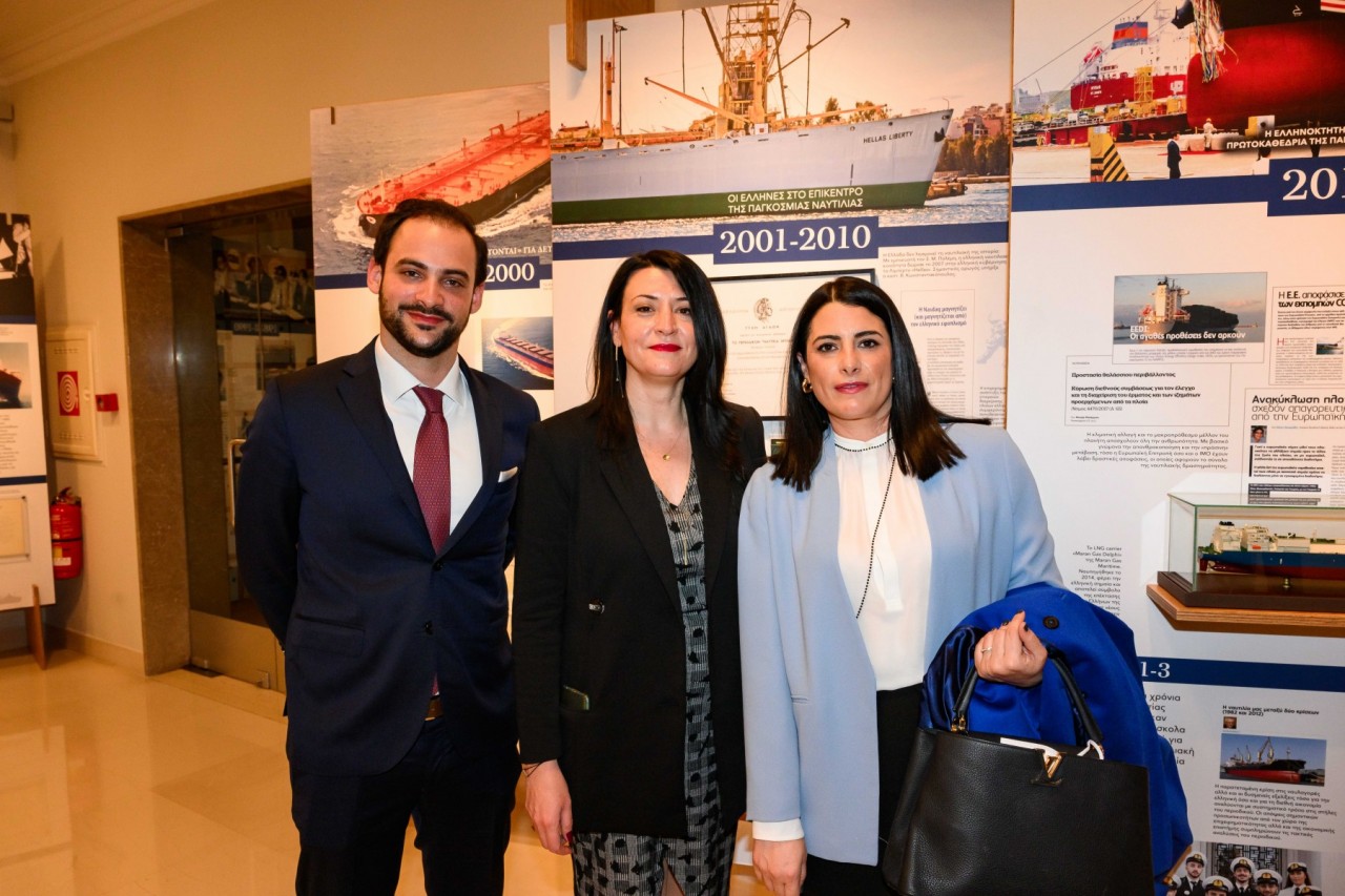 (A-Δ): Ο κ. Ηλίας Μάλλιος (SeaBright) με την κα Δήμητρα Τσάκου (Ναυτικά Χρονικά) και την κα Αδαμαντία Μάλλιου